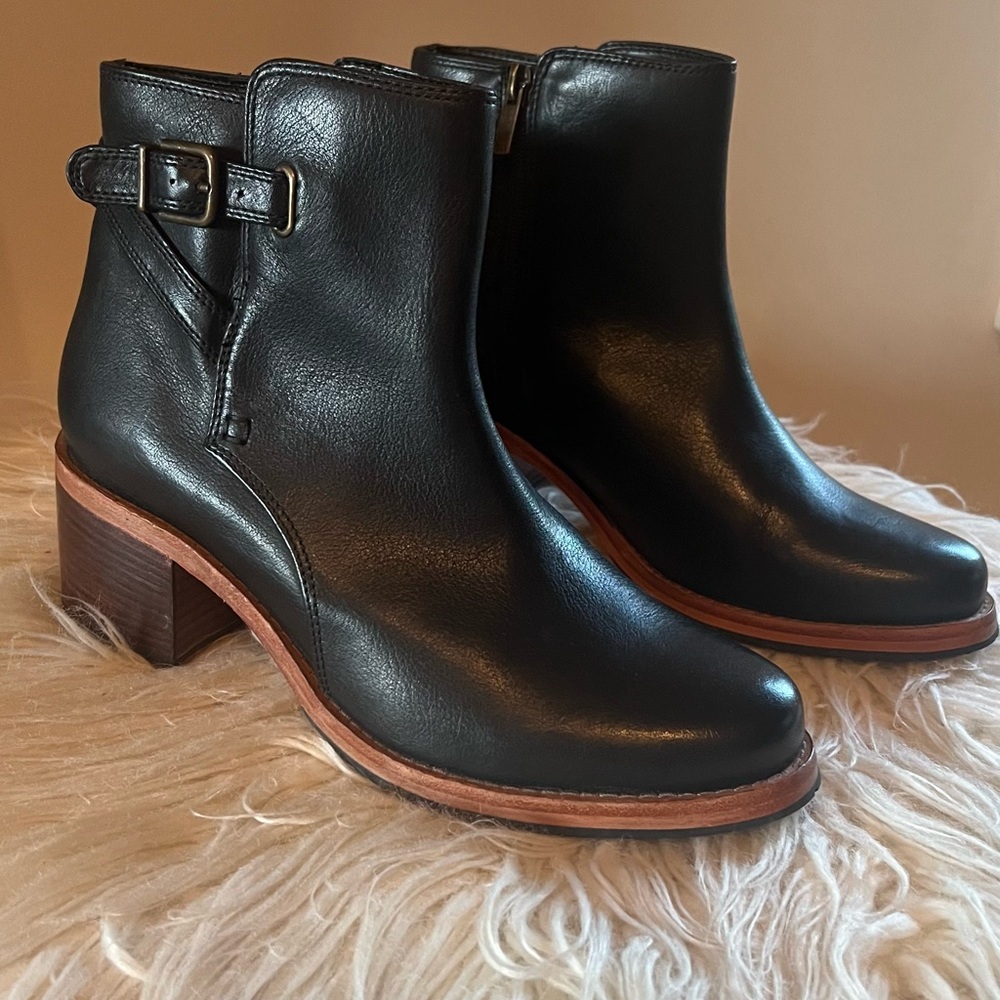 CLARKS BOOTIES